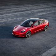 Tesla Model 3 in roter Lackierung